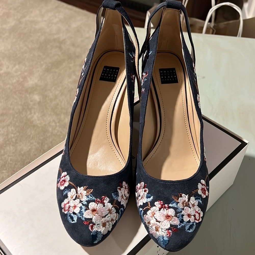 Beautiful White House black-market embroidered shoes with a chunky heel